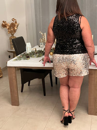 Découvrez le short Charlize, votre allié pour des looks festifs irrésistibles. Confectionné en beige avec des sequins scintillants, il apporte une touche glamour à chaque tenue. La taille élastique s'adapte parfaitement à votre silhouette pour un confort optimal.