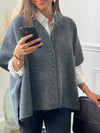 Un gilet effet poncho gris, offrant une silhouette fluide et décontractée. Sa coupe ample et ses lignes minimalistes en font une pièce facile à porter, idéale pour superposer et ajouter une touche de style décontracté à vos tenues.