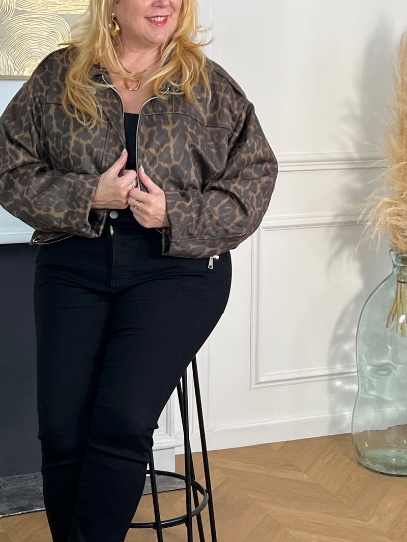 Cette veste bomber marron, ornée d'un motif léopard élégant, allie style et confort. Ses manches longues et sa base élastique resserrée assurent une tenue ajustée et agréable à porter.