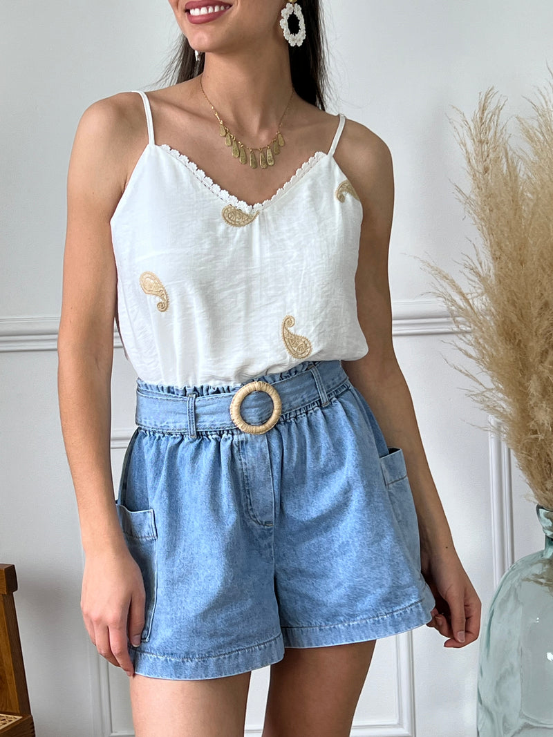 Le short bleu en jean Tais est un incontournable pour les femmes en quête de confort et de style. Doté d'une taille haute et d'un élastique à la taille, il s'adapte parfaitement à votre silhouette. Les passants pour ceinture avec une ceinture à boucle beige ajoutent une touche d'élégance. Disponible en bleu, ce short sera un ajout indispensable à votre garde-robe.