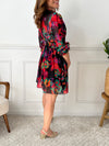 Audacieuse et pleine de charme, cette robe courte noire se pare de motifs colorés pour un look à la fois chic et dynamique. Sa coupe flatteuse en fait une pièce facile à porter, du quotidien aux soirées estivales.