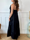 Cette robe longue noire, Elenora, allie élégance et confort grâce à ses bretelles réglables et sa taille élastique qui s’adaptent parfaitement à votre silhouette. Son col en V met en valeur le décolleté, tandis que le détail doré en forme de soleil apporte une touche lumineuse et raffinée sur la poitrine.