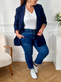 Ce blazer bleu avec détail léopard est un incontournable de votre garde-robe. Les épaulettes et le détail léopard aux manches ajoutent une touche d'élégance et de sophistication à votre tenue. Idéal pour un look professionnel ou pour une soirée spéciale. Impressionnez avec le blazer Evan !