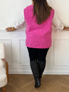 Cette veste sans manches grande taille Damia allie confort et élégance grâce à sa coupe adaptée et son coloris rose délicat. Ses broches dorées amovibles offrent la possibilité de personnaliser votre style selon vos envies.