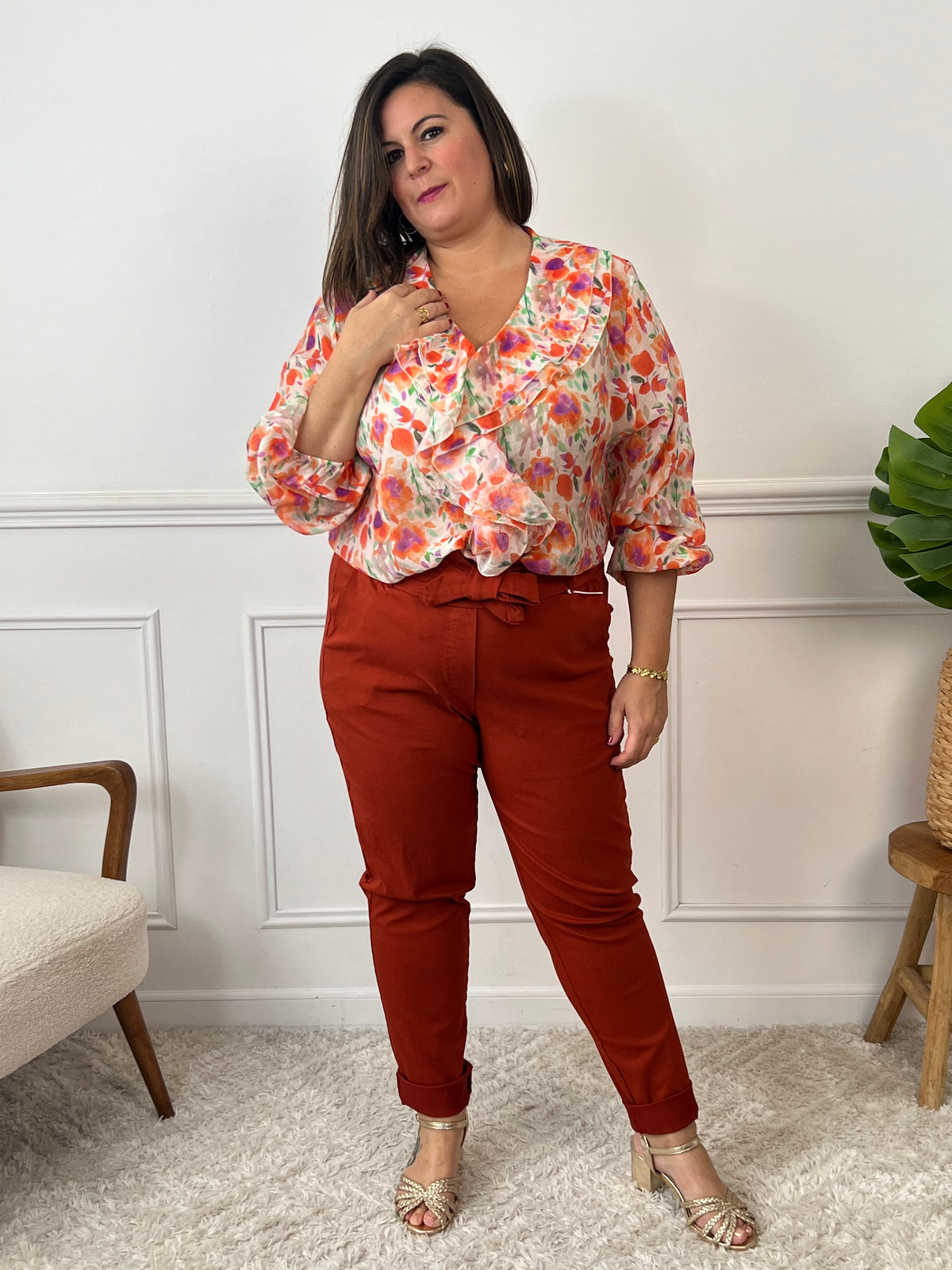 Faites éclore votre style avec notre blouse fleurie orange "Astrid"! Avec ses manches longues, col V volanté et poignets élastiques, cette blouse fluide offre une féminité et une élégance.
