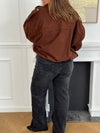 Cette veste courte style bombers se décline dans une teinte marron et tendance. Avec sa coupe moderne et son esprit casual-chic, elle apporte une touche de caractère à toutes vos tenues. Légère et polyvalente, elle se porte aussi bien au quotidien que pour compléter un look plus travaillé.