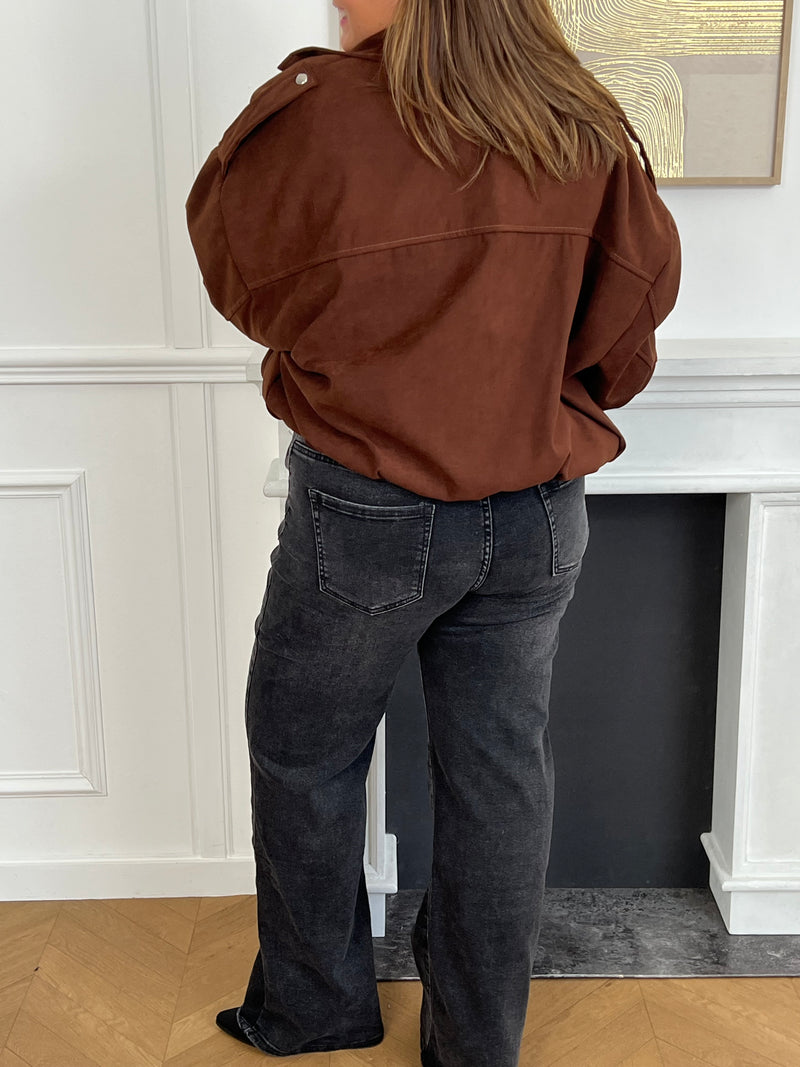 Cette veste courte style bombers se décline dans une teinte marron et tendance. Avec sa coupe moderne et son esprit casual-chic, elle apporte une touche de caractère à toutes vos tenues. Légère et polyvalente, elle se porte aussi bien au quotidien que pour compléter un look plus travaillé.