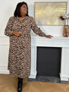 Robe longue léopard au charme irrésistible. Son tombé fluide et sa ceinture amovible permettent d’adapter le style selon tes envies : ajustée pour une allure élégante ou portée libre pour un look plus décontracté. Un incontournable sauvage et tendance.