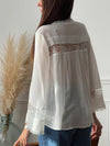 Cette chemise écru séduit par sa délicatesse et son élégance naturelle. Ses détails ajourés, sublimés par une fine broderie, apportent une touche de féminité et de raffinement. Légère et intemporelle, elle se porte aussi bien au quotidien que pour des occasions plus habillées.