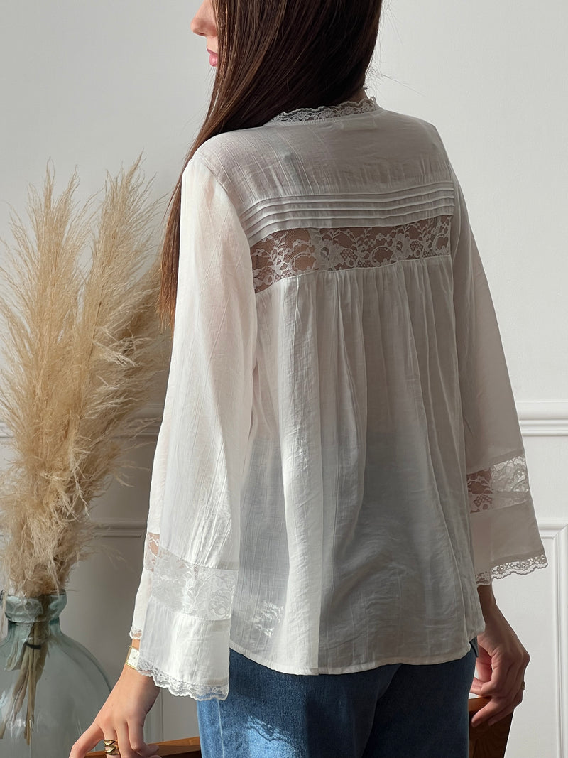 Cette chemise écru séduit par sa délicatesse et son élégance naturelle. Ses détails ajourés, sublimés par une fine broderie, apportent une touche de féminité et de raffinement. Légère et intemporelle, elle se porte aussi bien au quotidien que pour des occasions plus habillées.
