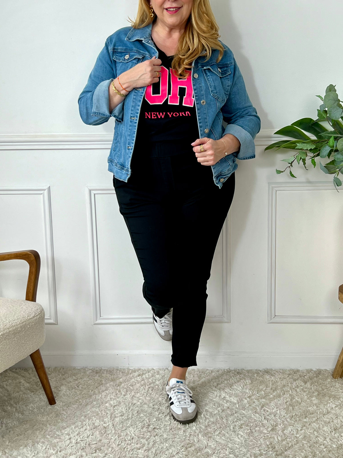 Ce tee-shirt noir Celinia allie confort et style avec ses manches courtes à revers et son col en V flatteur. L'inscription en fuchsia apporte une touche de couleur vive qui dynamise votre tenue. Parfait pour un look décontracté tout en affirmant votre personnalité avec élégance.