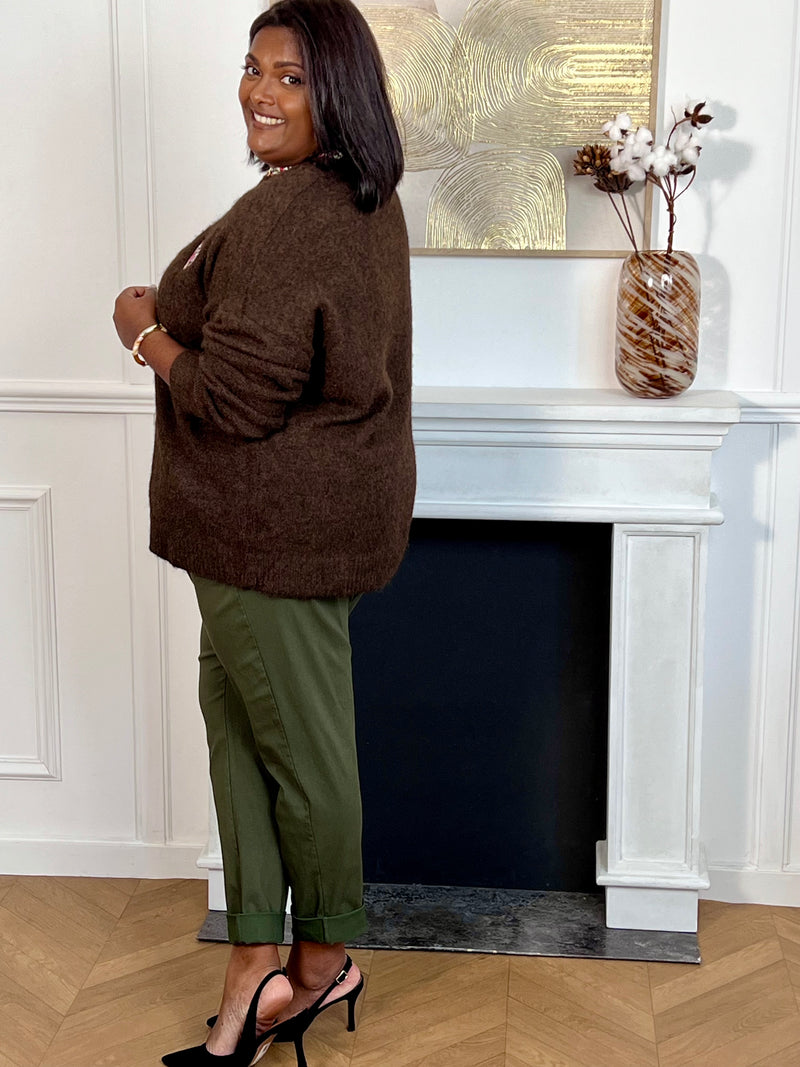 Ce pull marron grande taille allie douceur et élégance avec ses manches longues et son col en V orné de délicats motifs floraux. Un coeur brodé vient sublimer le devant, apportant une touche unique et féminine