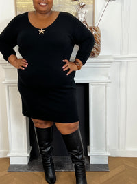 Chic et confortable, la robe pull longue noire grande taille pour femme séduit par sa coupe ample et son col V élégant. Dotée de manches longues, elle s’agrémente d’une broche en forme d’étoile sur le devant pour une touche raffinée. Un incontournable du dressing d’hiver, alliant style et confort