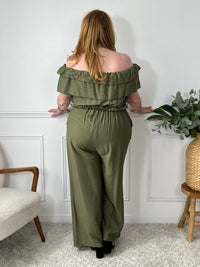 Cette combinaison kaki grande taille est polyvalente et élégante. Son col bateau élastique avec volants, sa taille élastique et sa ceinture amovible mettent en valeur votre silhouette. Avec ses poches latérales, vous avez tout ce dont vous avez besoin pour partir à l'aventure.