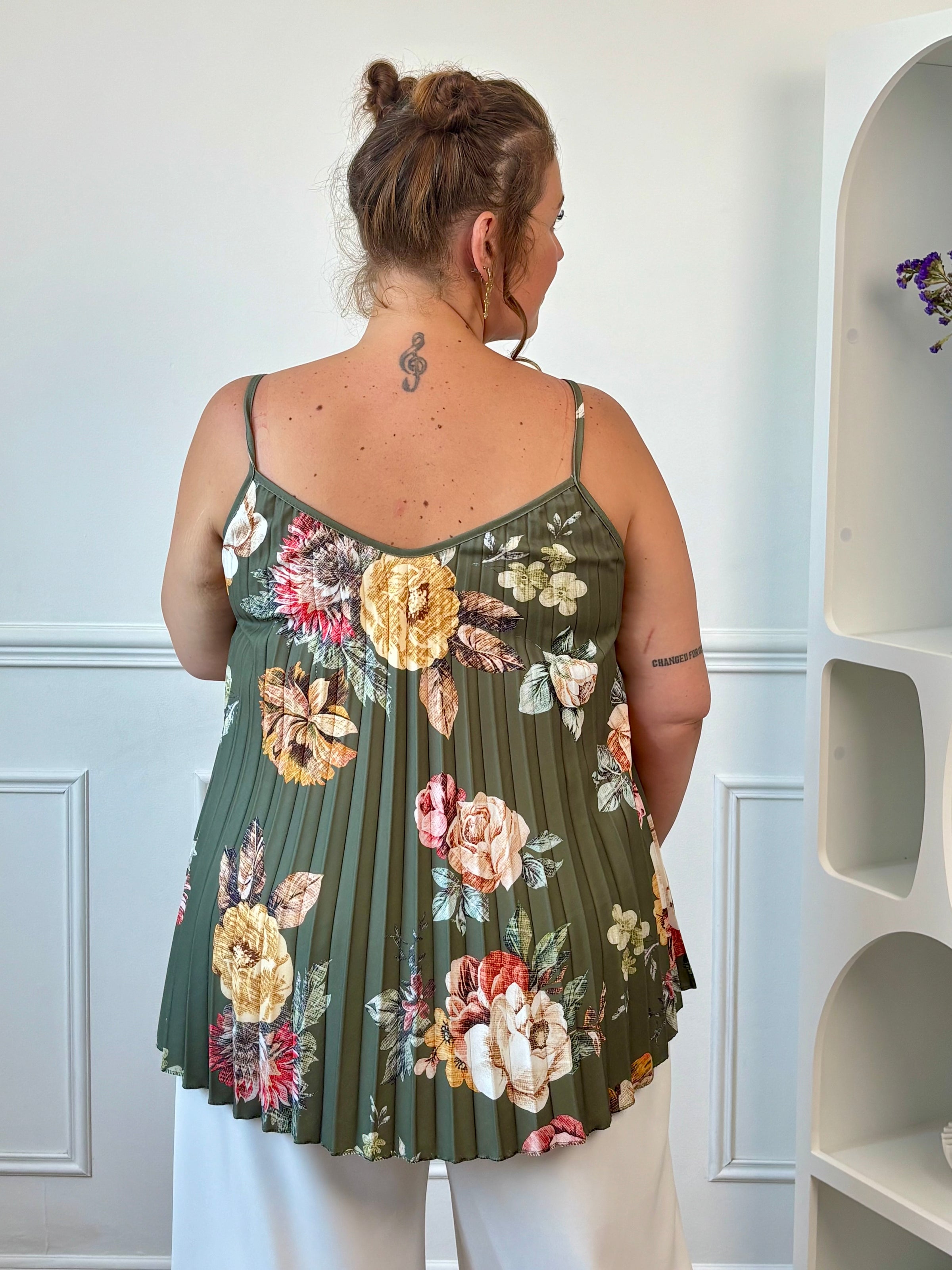 Top plissé kaki grande taille vue de dos bretelles fines – Loïcia
