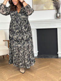 Cette robe longue grise grande taille Maeline combine élégance et confort. Ses motifs délicats apportent une touche de féminité, tandis que les manches longues avec volants ajoutent du charme et de la douceur.