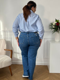 Profitez du style classique et confortable du jean évasé : Aurèle. Avec sa taille haute , ses deux poches pratiques et sa fermeture avec bouton, ce jean large femme offre un look tendance et décontracté.&nbsp;