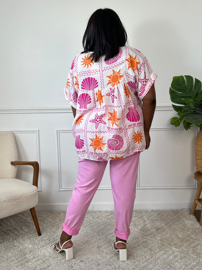 Blouse grande taille en gaze de coton ajourée, col V et manches courtes. Motifs coquillage et soleil en écru, orange et violet pour un look audacieux et frais.