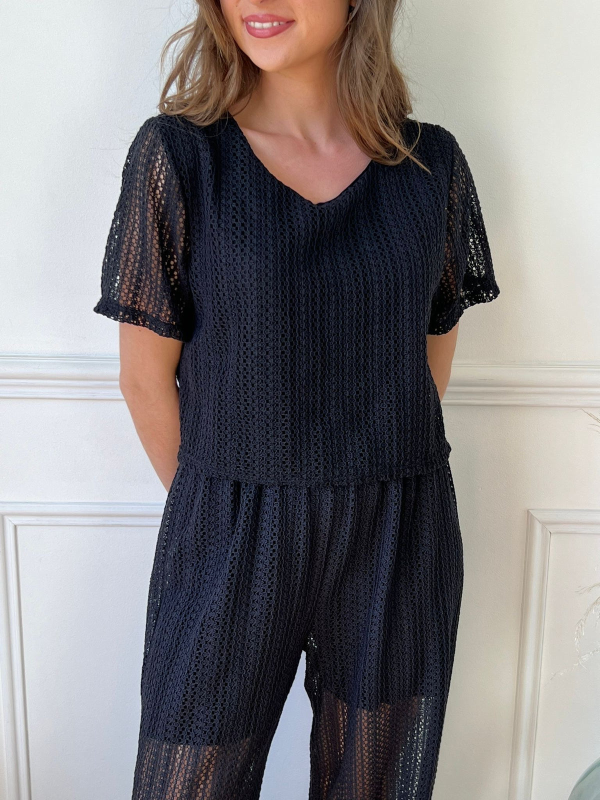 Adoptez le style bohème avec notre top court en crochet. Conçu pour allier élégance et confort, ce top léger et aéré est parfait pour les journées ensoleillées. Ses motifs délicats et sa coupe flatteuse mettent en valeur votre silhouette.