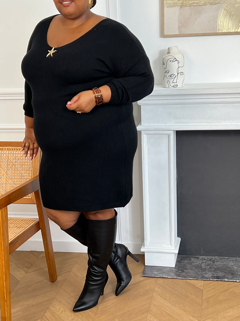 Chic et confortable, la robe pull longue noire grande taille pour femme séduit par sa coupe ample et son col V élégant. Dotée de manches longues, elle s’agrémente d’une broche en forme d’étoile sur le devant pour une touche raffinée. Un incontournable du dressing d’hiver, alliant style et confort