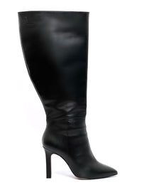 Ces bottes hautes ont été imaginées pour sublimer les mollets larges avec raffinement. Avec leur fermeture éclair à mi-hauteur, leur design structuré sans élastique, leur bout pointu élégant et leurs talons rectangles modernes, elles offrent une allure affirmée et sophistiquée. Confectionnées en cuir 100% de qualité et en noir intemporel, elles incarnent un savoir-faire portugais d'exception, alliant style et confort pour chaque silhouette.