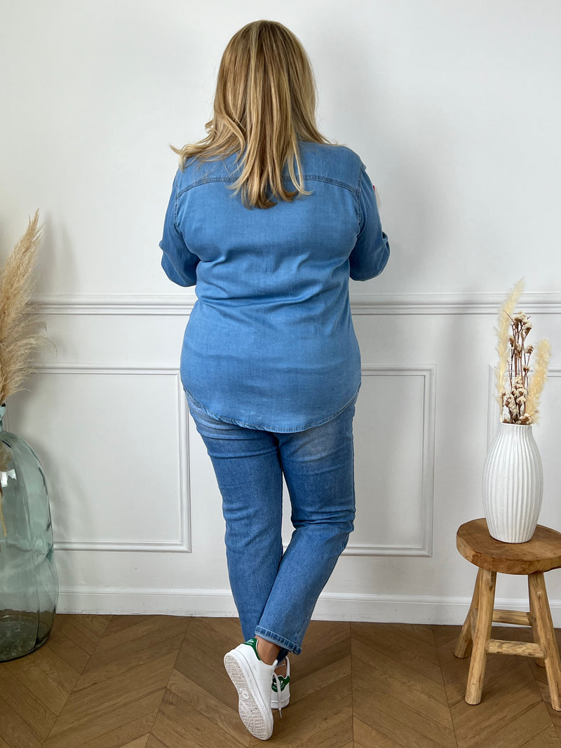 Une chemise d'un bleu effet jean incarne un style décontracté et intemporel. Grace à son effet jean, elle offre un look authentique et polyvalent, idéal pour un usage quotidien.