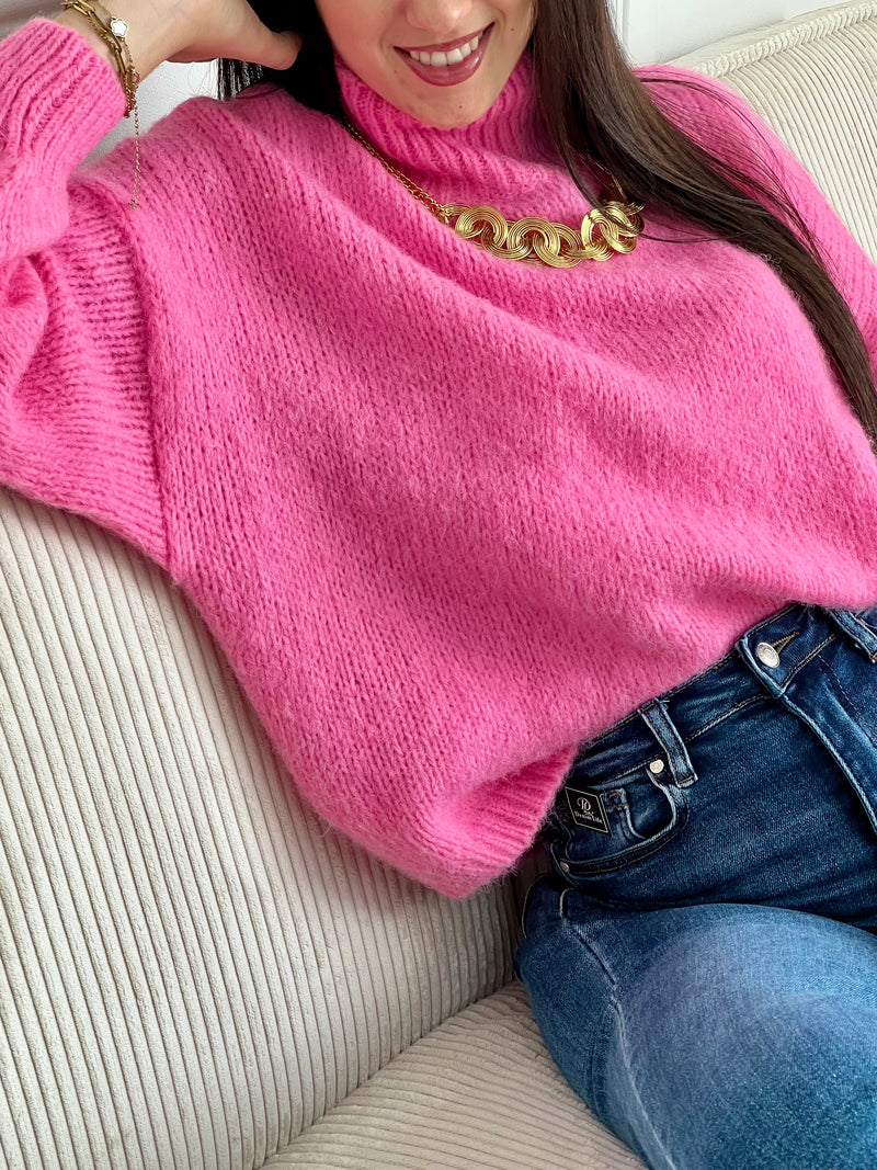 Découvrez le Pull Gladys, votre nouvel incontournable de saison. Confectionné en rose délicat, ce pull allie confort et élégance avec ses manches longues resserrées qui épousent parfaitement votre silhouette.
