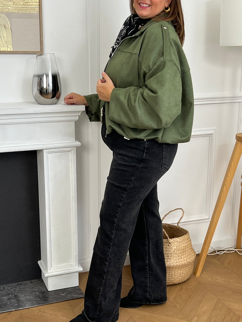 Cette veste courte style bombers se décline dans une teinte kaki et tendance. Avec sa coupe moderne et son esprit casual-chic, elle apporte une touche de caractère à toutes vos tenues. Légère et polyvalente, elle se porte aussi bien au quotidien que pour compléter un look plus travaillé.