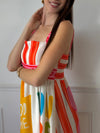 Cette robe longue à motifs Havane allie confort et style avec ses bretelles fixes et son col carré devant et derrière. Son élastique au dos assure un ajustement parfait, tandis que ses couleurs vives et ses inscriptions apportent une touche joyeuse à votre tenue.&nbsp;