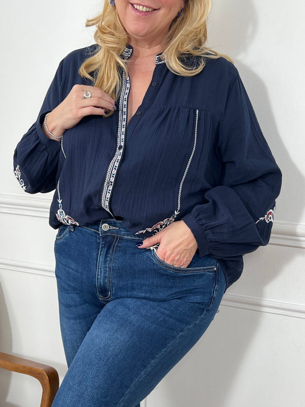 Laissez-vous séduire par cette chemise bleu ample, une pièce pleine de charme et de légèreté. Avec ses délicats motifs bleu et rouge, elle apporte une touche de fraîcheur et d’élégance à votre tenue. Sa coupe fluide et confortable en fait l’alliée parfaite pour un style décontracté-chic, tout en subtilité.