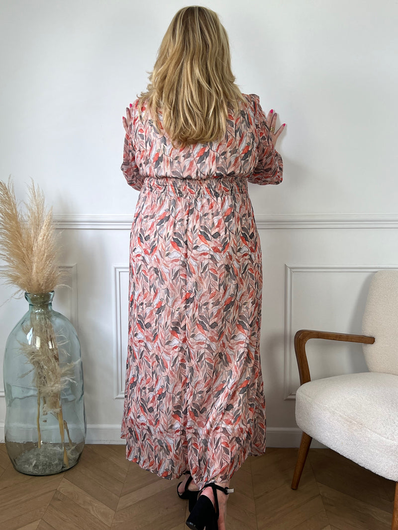 Découvrez notre magnifique robe longue grande taille à motifs Curve Kamila ! Avec ses manches longues et son col en V, elle vous offrira un look élégant et confortable. Grâce à son élastique à la taille et aux poignets, elle s'adapte parfaitement à votre silhouette.&nbsp;