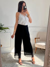 Léger et élégant, ce pantalon plissé noir séduit par sa coupe fluide et sa teinte chaude. Parfait pour une silhouette allongée et un style tout en douceur.