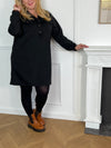Cette robe courte noire grande taille, Lena, allie élégance et confort au quotidien. Dotée de manches longues légèrement resserrées avec élastique et bouton, elle assure une silhouette ajustée tout en facilitant les mouvements.