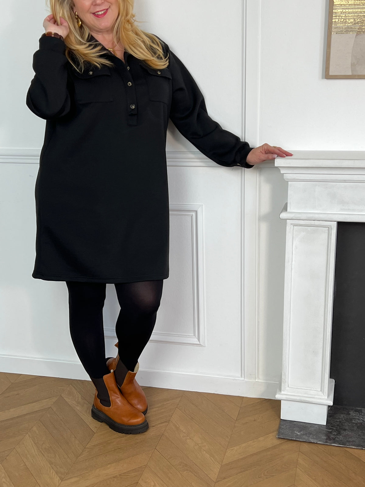 Cette robe courte noire grande taille, Lena, allie élégance et confort au quotidien. Dotée de manches longues légèrement resserrées avec élastique et bouton, elle assure une silhouette ajustée tout en facilitant les mouvements.