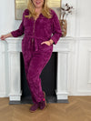 La combinaison qui attire tous les regards.
En velours magenta doux et lumineux, avec sa fermeture éclair pratique, elle allie audace, confort et style en un seul geste.