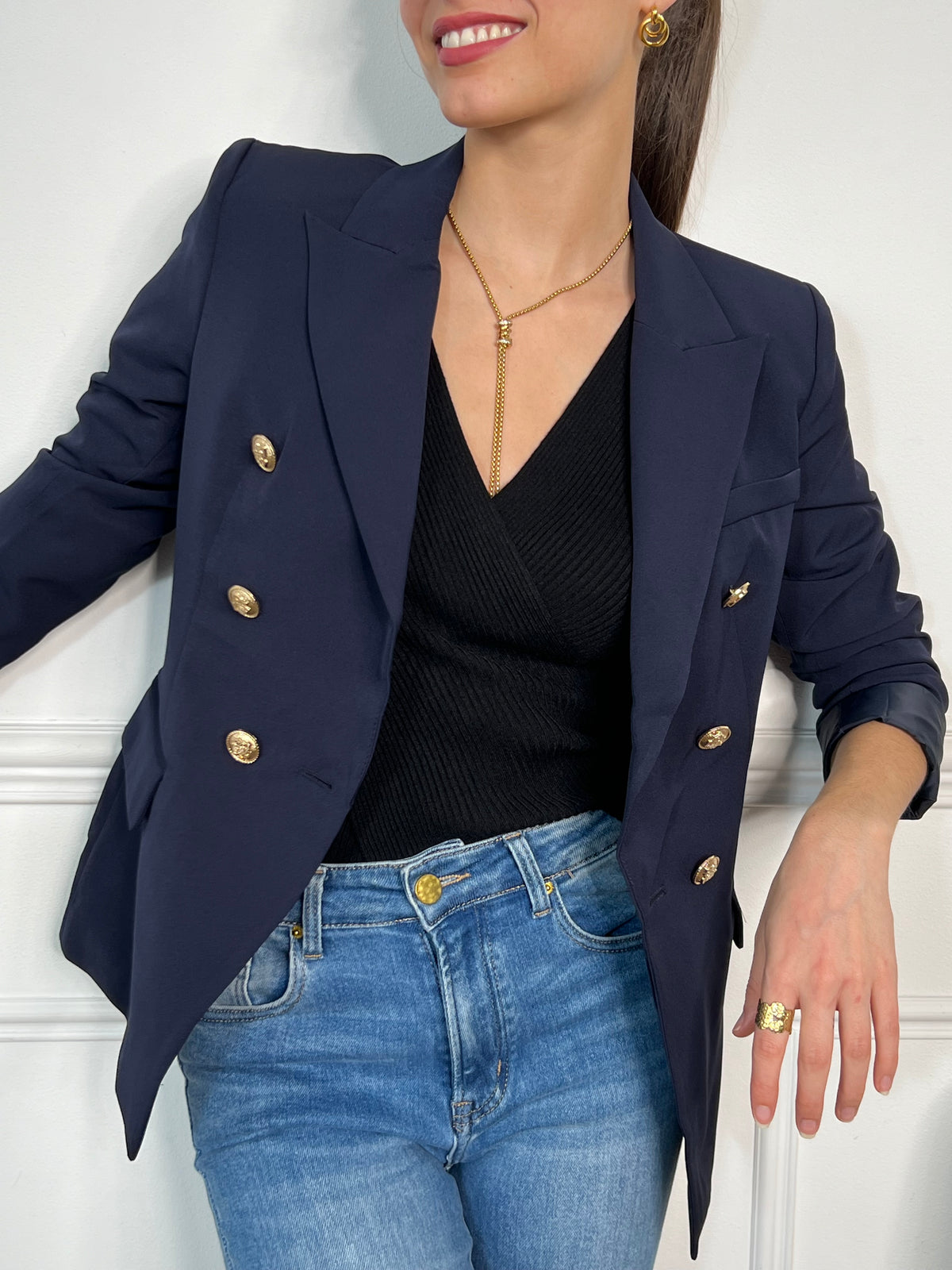 Optez pour une élégance intemporelle avec ce blazer bleu marine orné de boutons dorés. Sa coupe structurée et ses détails sophistiqués en font une pièce idéale pour un look chic et moderne.