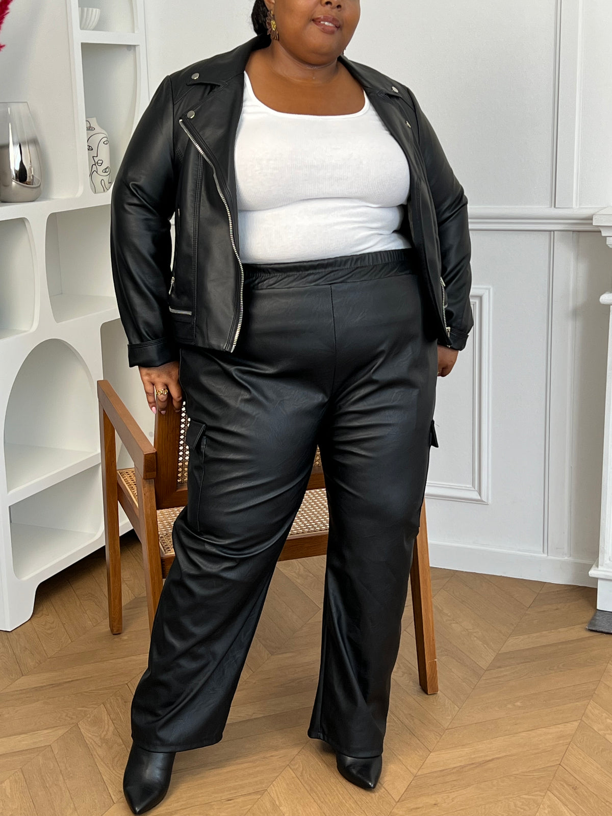 Tendance et pratique, ce pantalon en simili cuir noir effet cargo revisite l’iconique coupe utilitaire avec une touche moderne et audacieuse. Ses poches signature apportent du caractère, tandis que la matière souple et élégante assure confort et style en toutes circonstances.