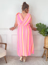 Plongez dans un tourbillon de couleurs avec cette robe longue sans manches, aux teintes vibrantes de rose, orange et jaune. Ses nœuds factices aux épaules ajoutent une touche de charme, tandis que sa coupe fluide en fait une pièce légère et joyeuse, parfaite pour les beaux jours.&nbsp;