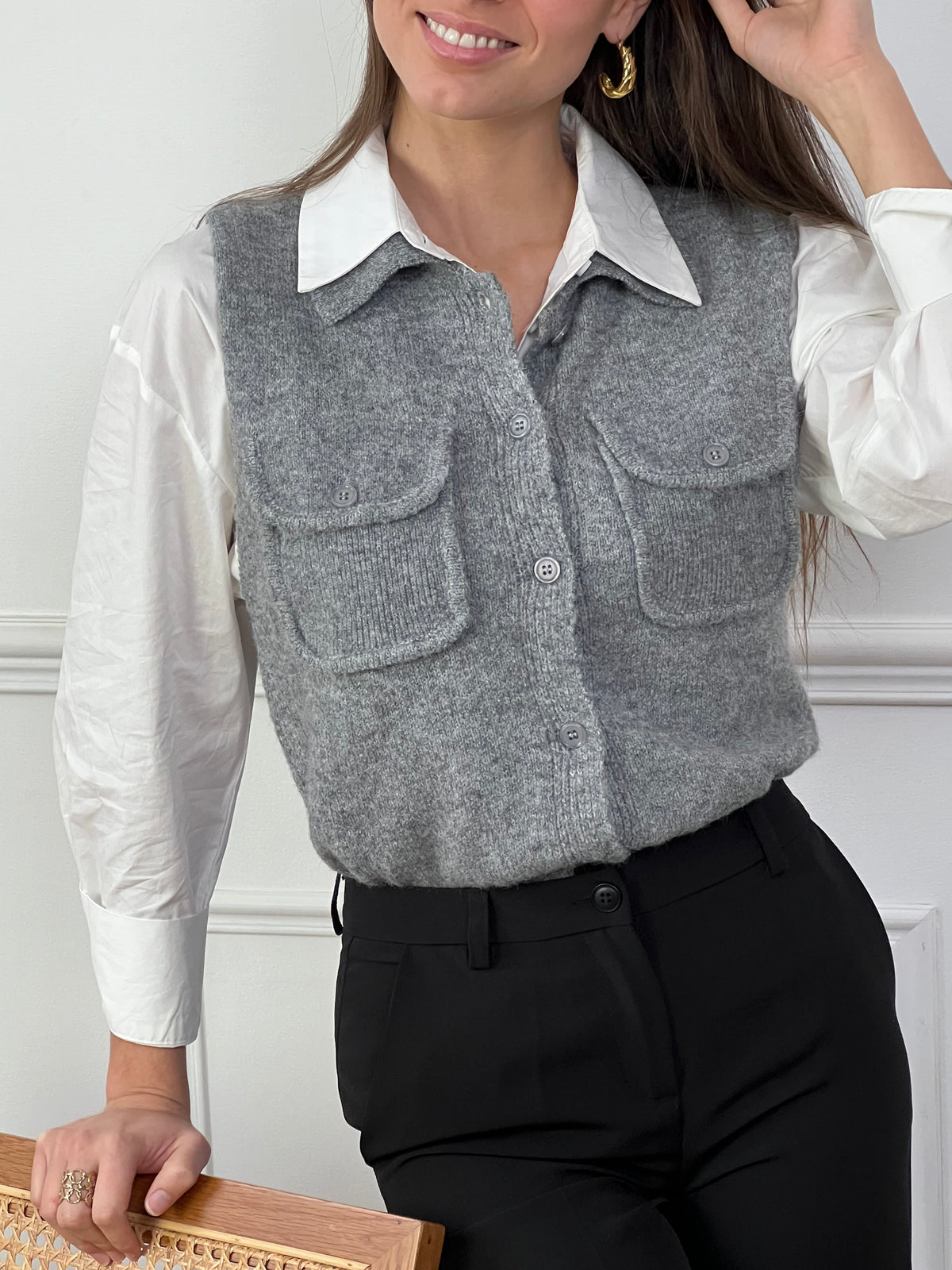 Découvrez notre élégante chemise écrue pour une apparence classe et intemporelle ! Avec son col et ses boutons sur le devant et aux poignets, cette chemise est un must-have pour toute garde-robe. Ajoutez une touche de sophistication à votre tenue avec cette chemise écrue.