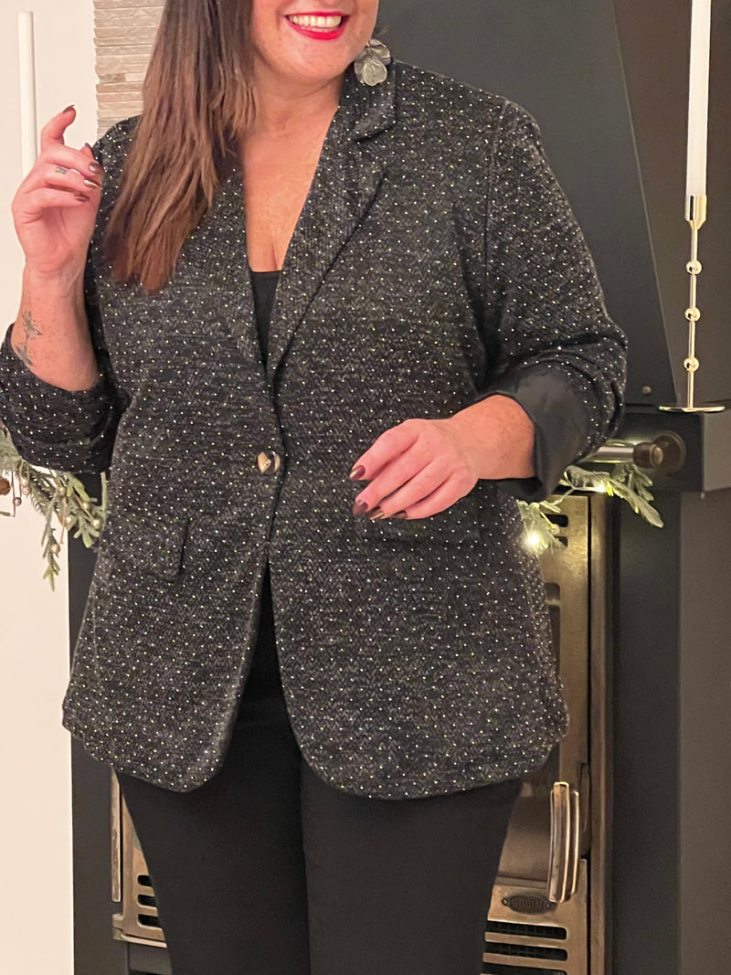 Élégant et audacieux, ce blazer gris foncé se distingue par ses strass subtils qui apportent une touche de lumière et de glamour. Une pièce sophistiquée idéale pour sublimer une tenue de jour comme de soirée.