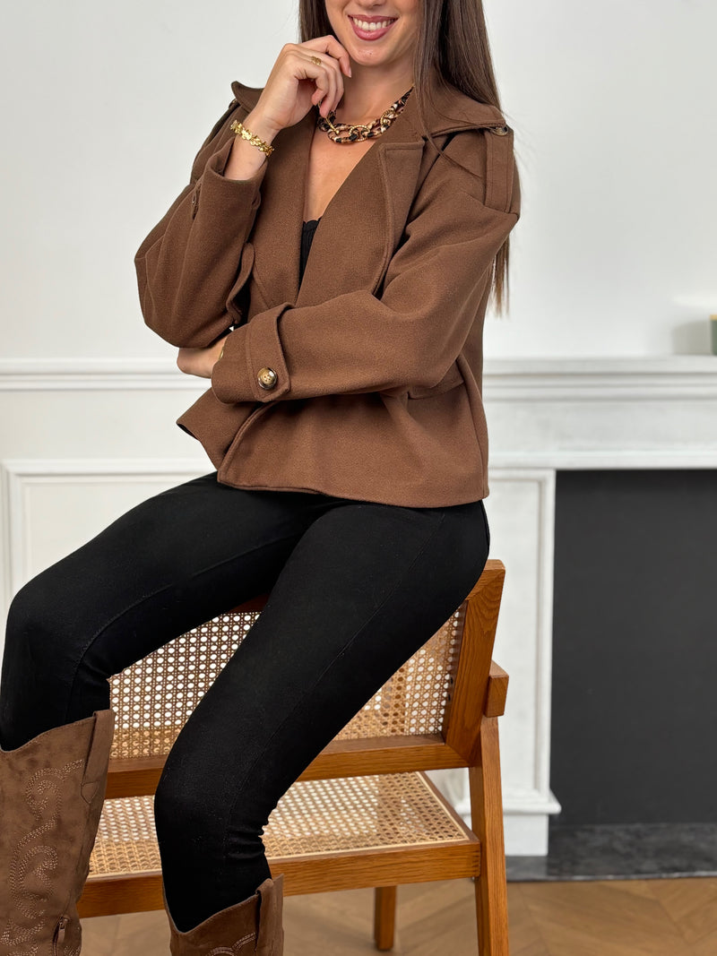 Veste Athenais, coupe courte et droite avec manches longues et col à revers. Doublée pour plus de confort, sans poches. Fermeture par boutons. Élégante en marron, elle allie simplicité et fonctionnalité.