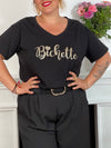 Adoptez le confort avec ce tee-shirt grande taille noir, orné d’une inscription "Bichette" élégante en doré. Ses manches courtes et son col rond offrent une coupe agréable qui s’adapte parfaitement à votre silhouette.&nbsp;