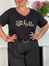 Adoptez le confort avec ce tee-shirt grande taille noir, orné d’une inscription "Bichette" élégante en doré. Ses manches courtes et son col rond offrent une coupe agréable qui s’adapte parfaitement à votre silhouette.&nbsp;