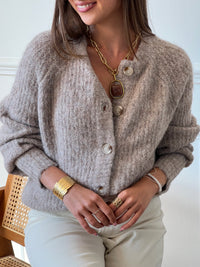 Un gilet en maille basique taupe, conçu pour une allure simple et intemporelle. Sa texture douce et confortable en fait une pièce idéale à superposer, parfaite pour les journées fraîches. Avec sa coupe minimaliste et ses tons neutres, ce gilet s'intègre facilement à toutes les tenues, apportant une touche de chaleur et de sobriété à votre style quotidien. Un indispensable polyvalent dans toute garde-robe.