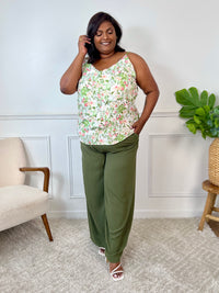 Ce top kaki à bretelles réglables séduit par son élégance discrète et son motif floral délicat dans les tons vert et beige. Léger, féminin et facile à porter, il ajoute une touche romantique à n’importe quelle tenue.