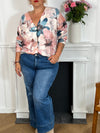 Ce gilet fleuri grande taille Patricia offre une coupe confortable avec ses manches longues et son col en V flatteur. Ses boutons sur toute la longueur facilitent l’enfilage, tandis que le motif floral coloré apporte une touche de gaieté à vos tenues.