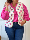La veste Keia sans manches en grande taille offre une moumoute douce à motifs floraux en écru, rose et vert. Son col rond et ses boutons sur toute la longueur combinent confort et praticité.