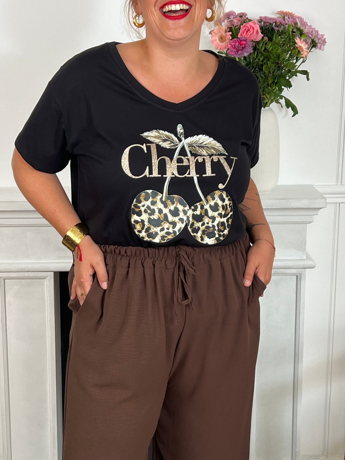 Adoptez le confort avec ce tee-shirt grande taille noir, orné d’une inscription "Cherry". Ses manches courtes et son col rond offrent une coupe agréable qui s’adapte parfaitement à votre silhouette.&nbsp;