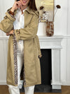 Ajoutez une touche de féminité et de style à votre garde-robe avec notre trench Marlyne en camel. Doté d'une ceinture amovible à la taille et aux manches pour une silhouette flatteuse. Parfait pour toutes les occasions, ce trench est fendu à l'arrière pour un look à la fois chic et pratique.