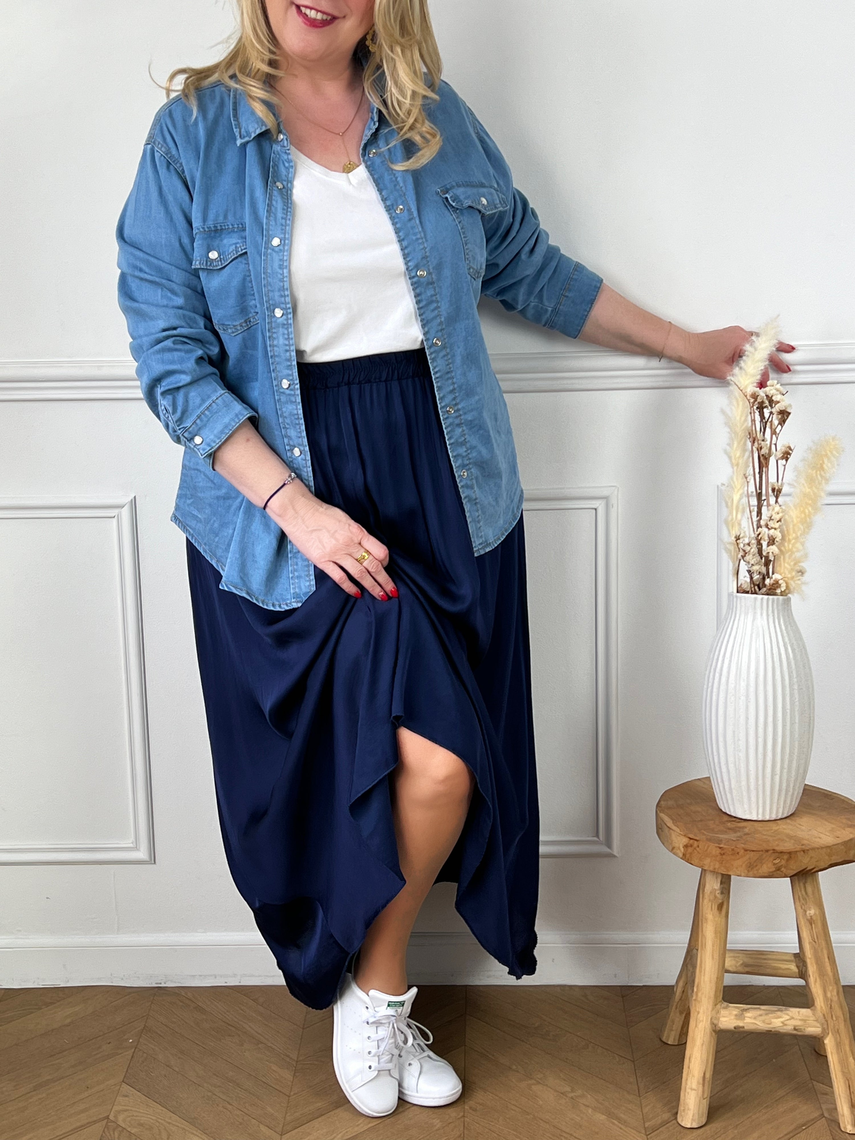 Découvrez notre Jupe Longue Satin bleu : Anela. Profitez d'une pièce à la fois fluide et ample pour un confort optimal, grâce à sa taille élastique. Soyez élégante en toute simplicité avec cette jupe en satin rose.